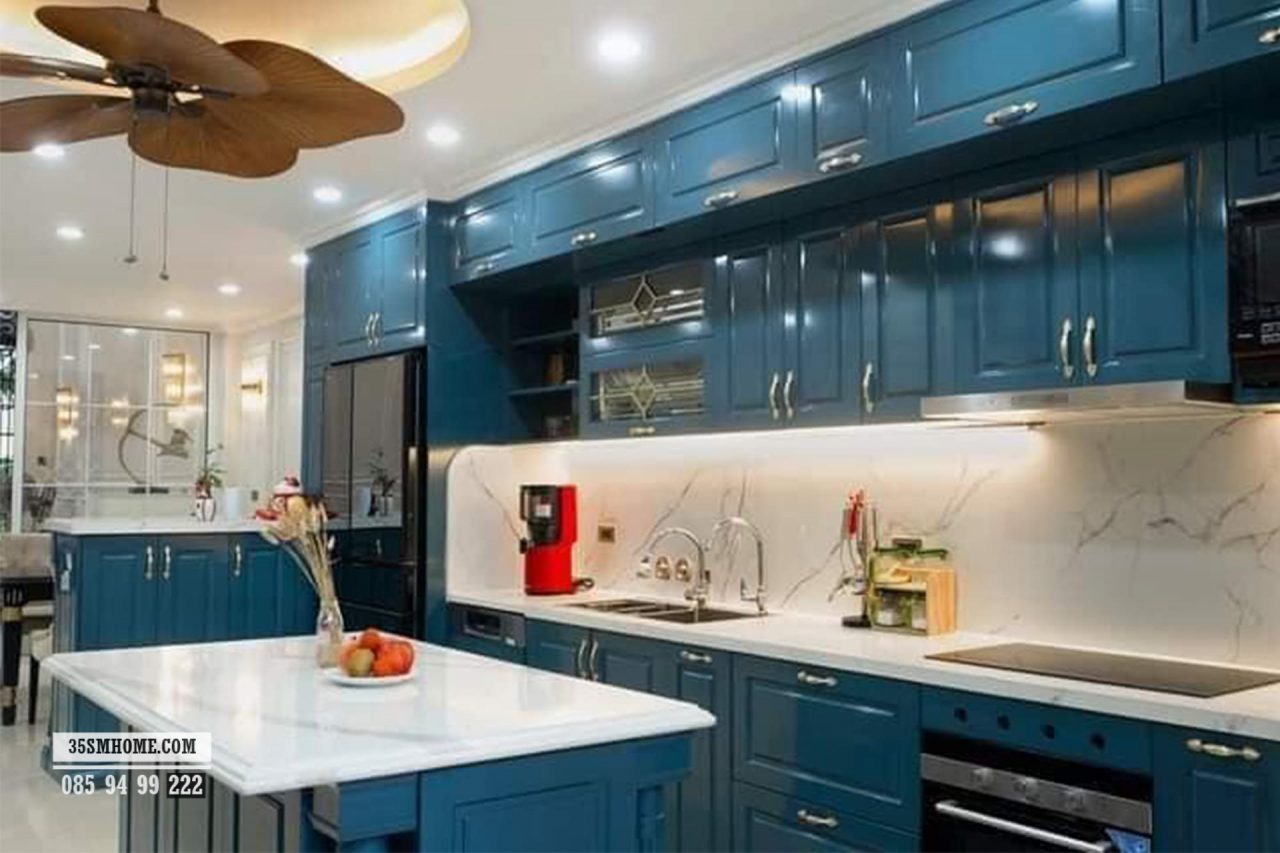 Mẫu tủ bếp cánh huỳnh theo phong cách tân cổ điển