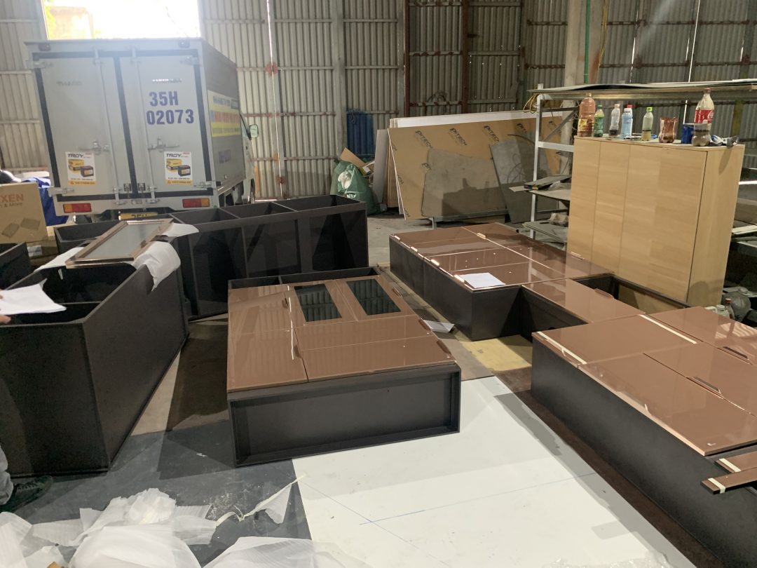 xưởng sản xuất tủ bếp inox cánh kính